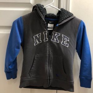 I am selling kid boy hoodie size 6 ,very warm !